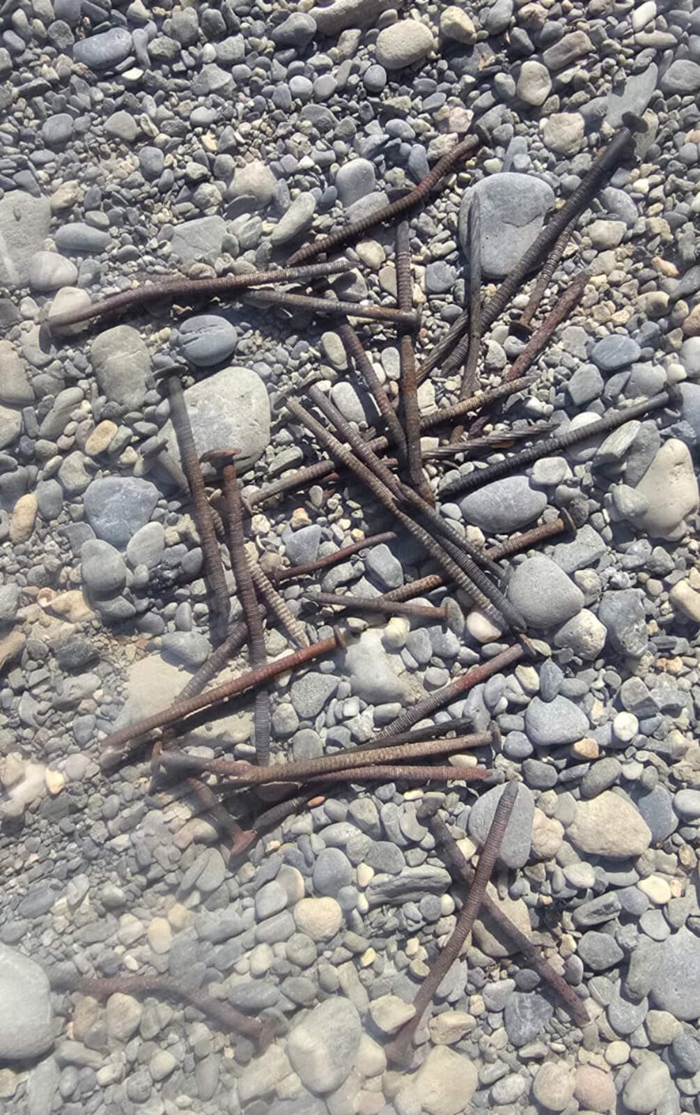 denuncian-presencia-clavos-oxidados-playa-trampolin-3