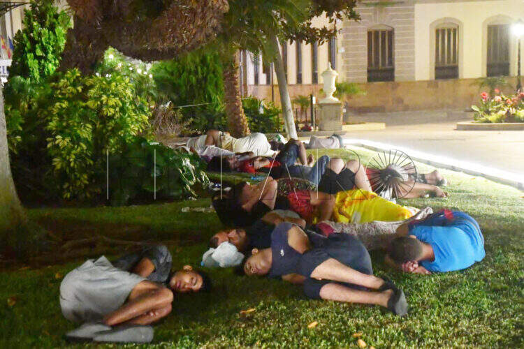 dormir-raso-imagen-crisis-migratoria-ceuta-00002