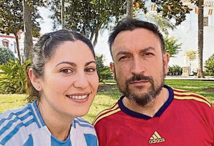 espana-argentina-perdedor-sofa-final-mundial-divide-pareja-agustin-victoria-9