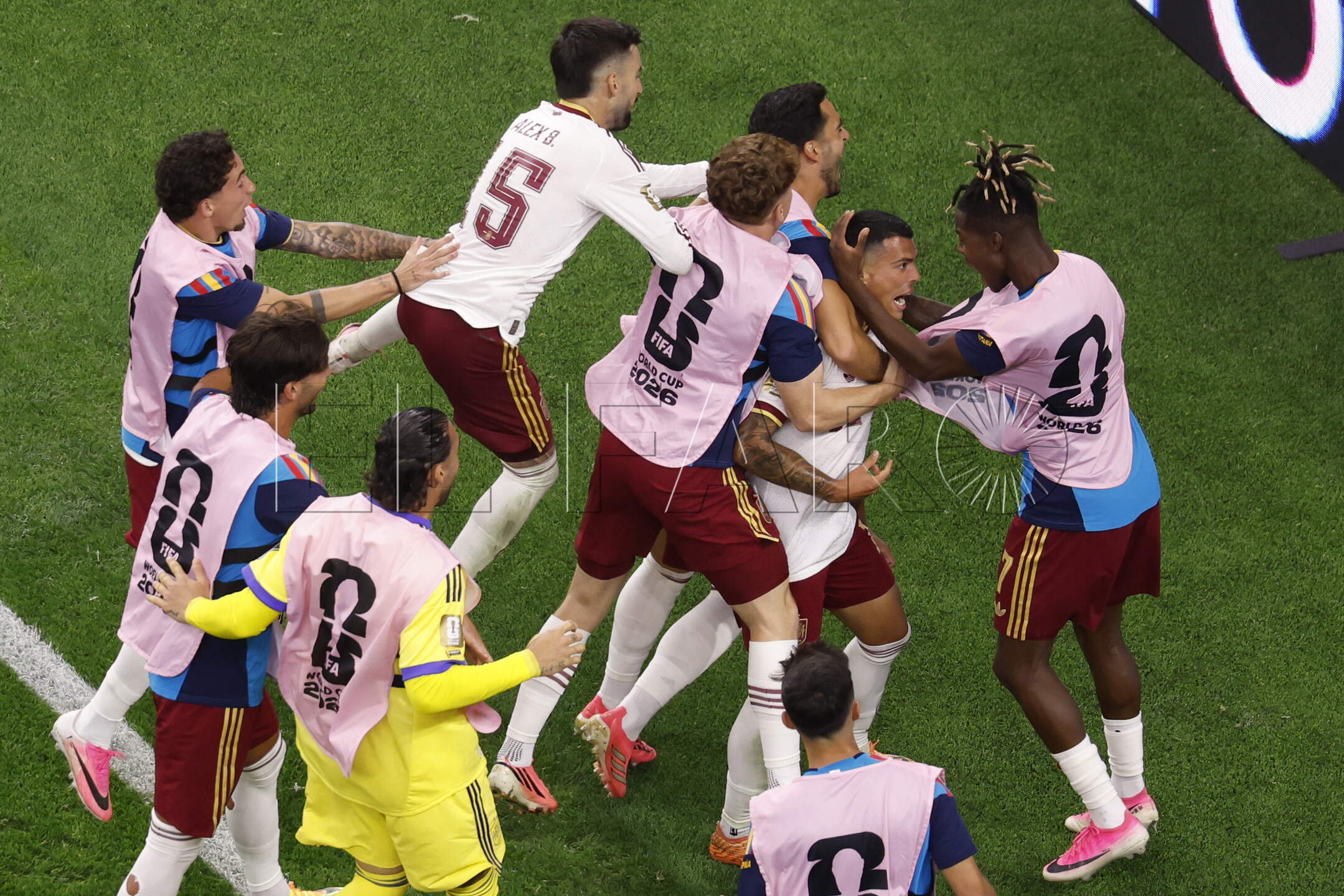 DALLAS (United States), 14/07/2026.- Pedro Porro (2-R) of Spain celebrates with teammate Nico Williams (R) after scoring the 2-0 goal during the FIFA World Cup 2026 semifinals match France against Spain, in Dallas, USA, 14 July 2026. (Francia, España) EFE/EPA/SHAWN THEW