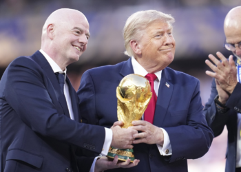 gianni-infantino-donald-trump-trofeo-copa-mundo