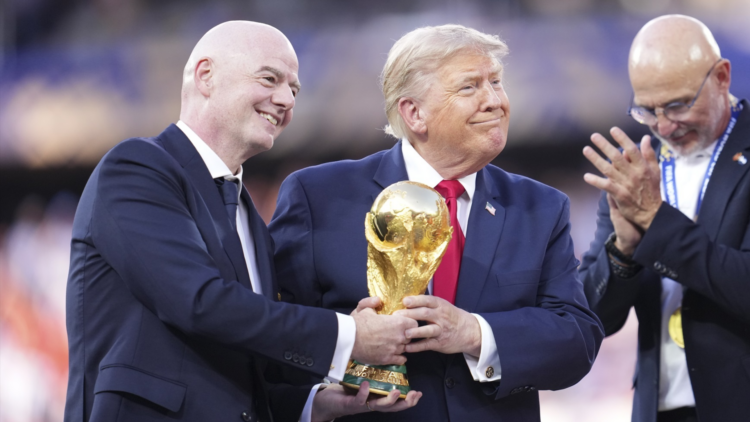 gianni-infantino-donald-trump-trofeo-copa-mundo