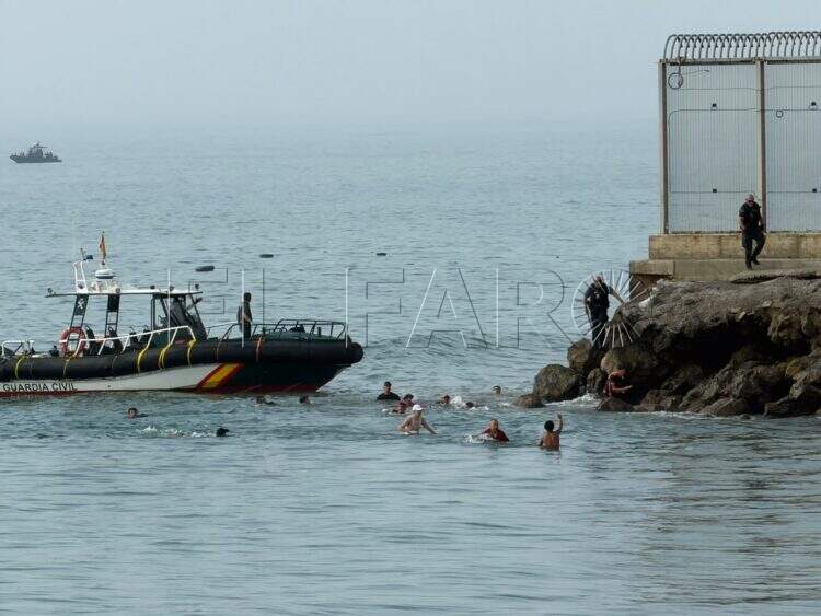 guardia-civil-rescata-embarazada-bebe-marido-cruzar-nado-ceuta