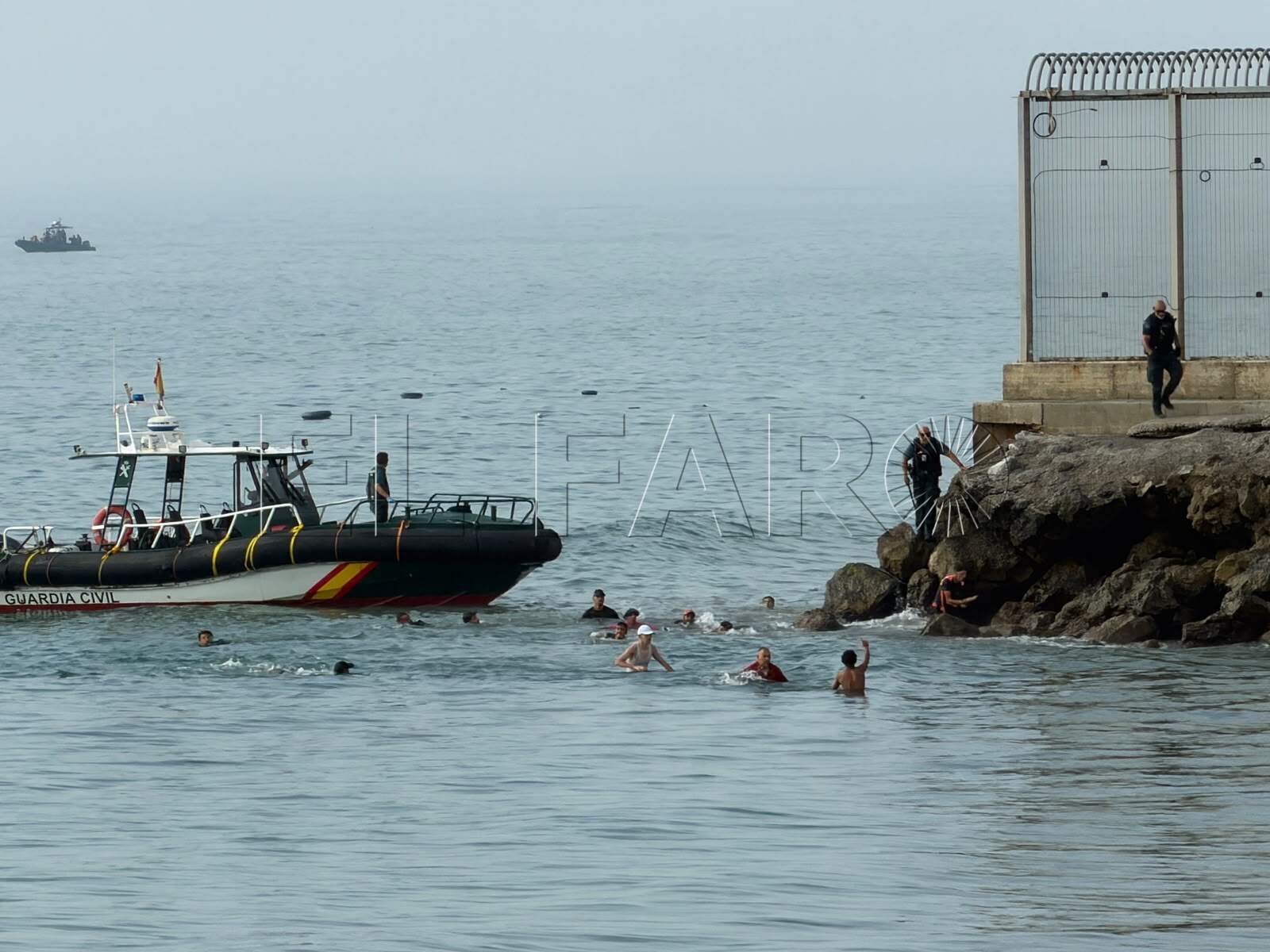 guardia-civil-rescata-embarazada-bebe-marido-cruzar-nado-ceuta