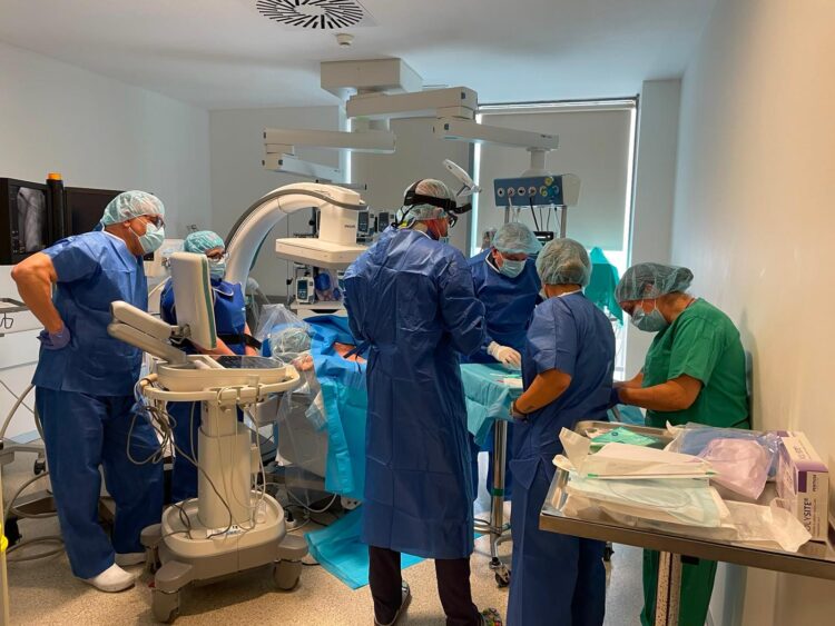 hospital-ceuta-implanta-por-primera-vez-reservorio-subcutaneo-branquial-uci-00002
