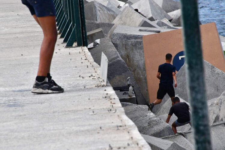inmigrantes-mena-puerto-sin-marca-10
