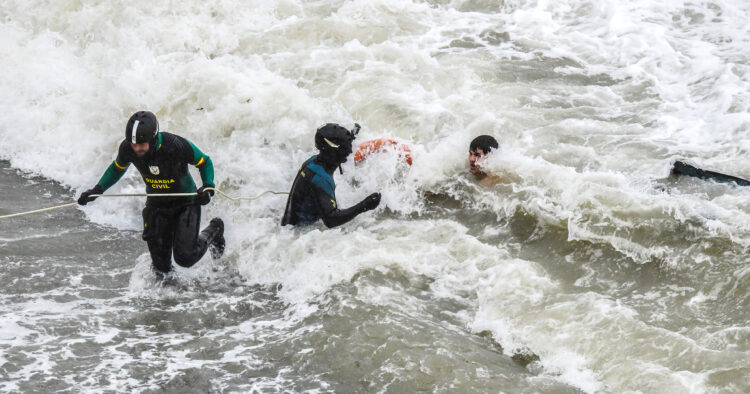 inmigrantes-nado-guardia-civil-3