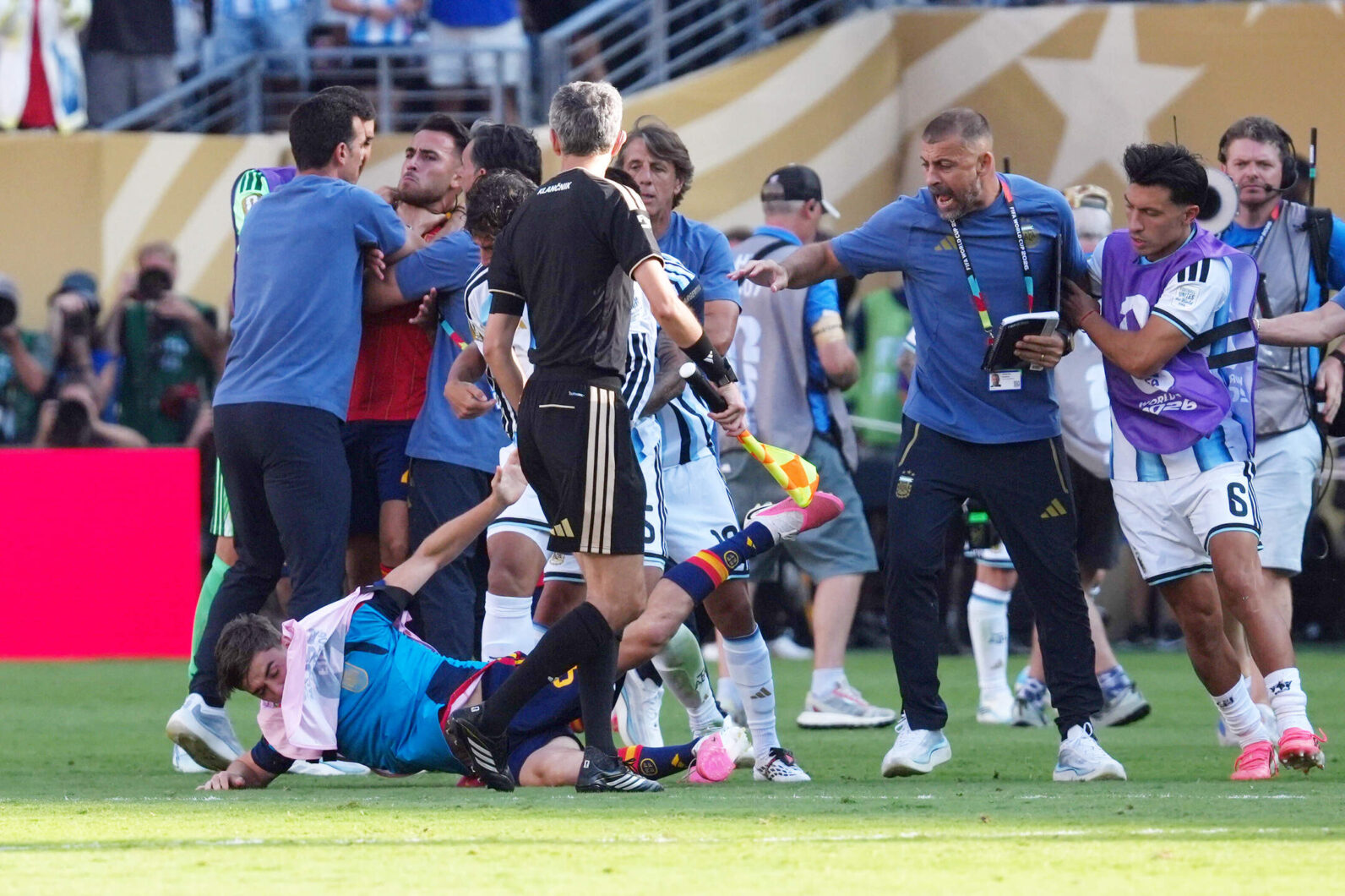 leandro-paredes-agrede-eric-garcia-argentina-espana-00003