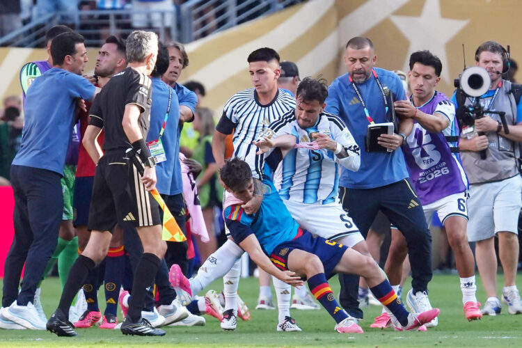 leandro-paredes-agrede-eric-garcia-argentina-espana-00005