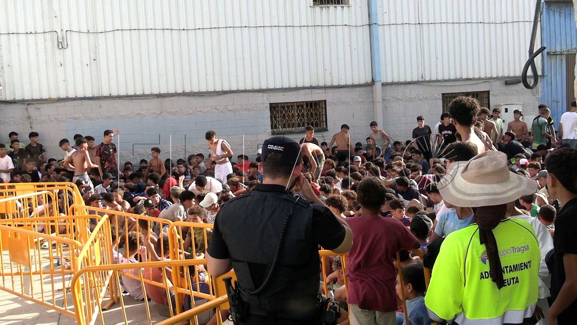 naves-tarajal-marroquies-policia-evita-lleguen-centro-ceuta-20