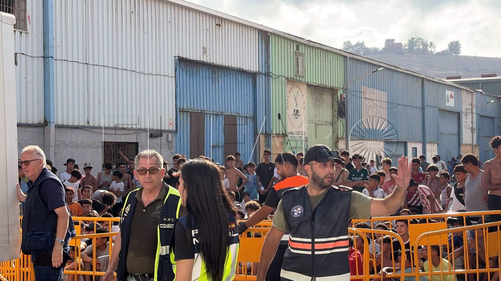 naves-tarajal-marroquies-policia-evita-lleguen-centro-ceuta-5