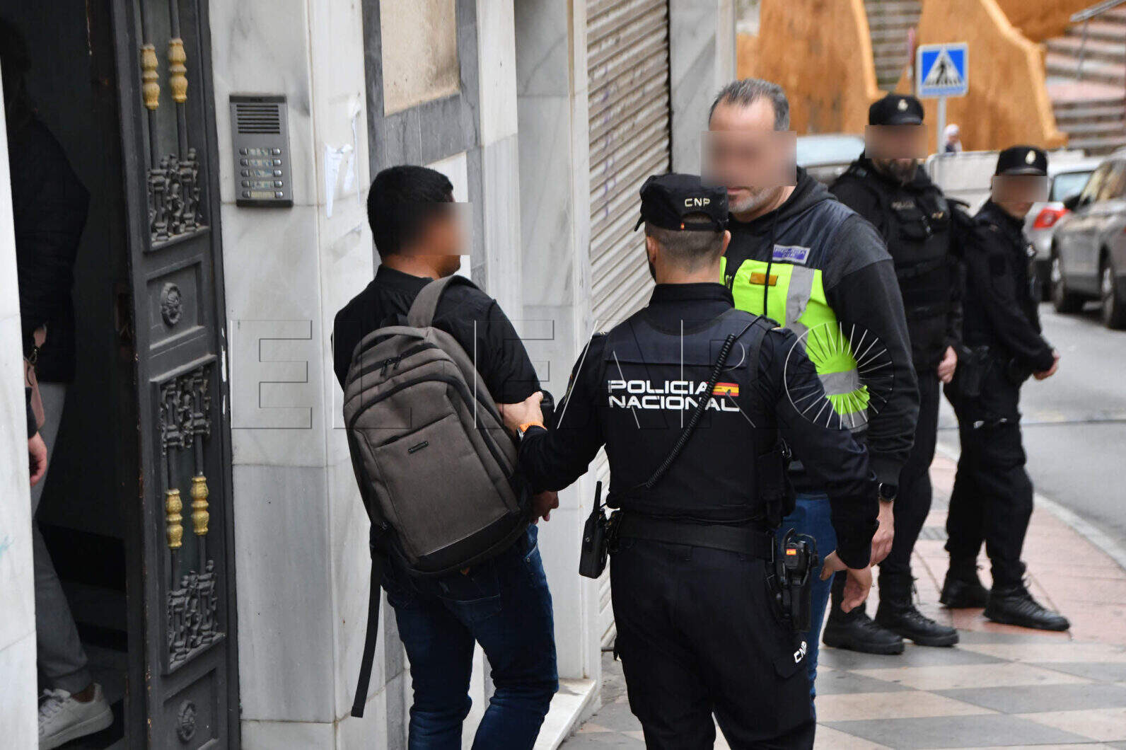 new-team-engano-jovenes-jugar-futbol-trama-policia-nacional-cuesta-parisiana-dimensiones-ok-2