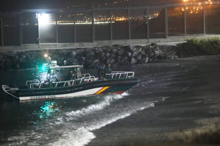 noche-presion-frontera-sur-inmigrantes-guardia-civil