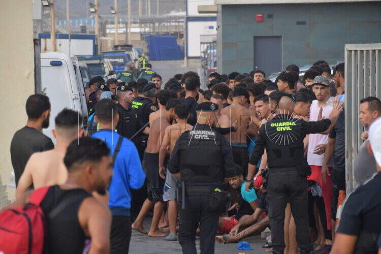 peor-crisis-migratoria-sufre-ceuta-inaccion-marruecos-fotos-frontera-inmigrantes-nado-guardia-civil-154