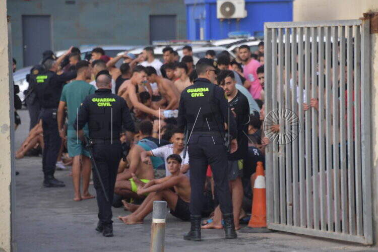 peor-crisis-migratoria-sufre-ceuta-inaccion-marruecos-fotos-frontera-inmigrantes-nado-guardia-civil-157