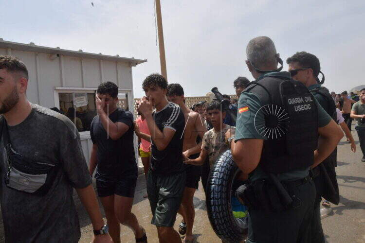 peor-crisis-migratoria-sufre-ceuta-inaccion-marruecos-fotos-frontera-inmigrantes-nado-guardia-civil-230