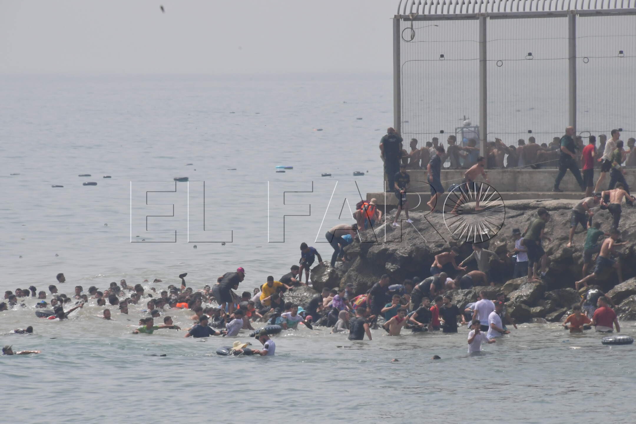 peor-crisis-migratoria-sufre-ceuta-inaccion-marruecos-fotos-frontera-inmigrantes-nado-guardia-civil-234