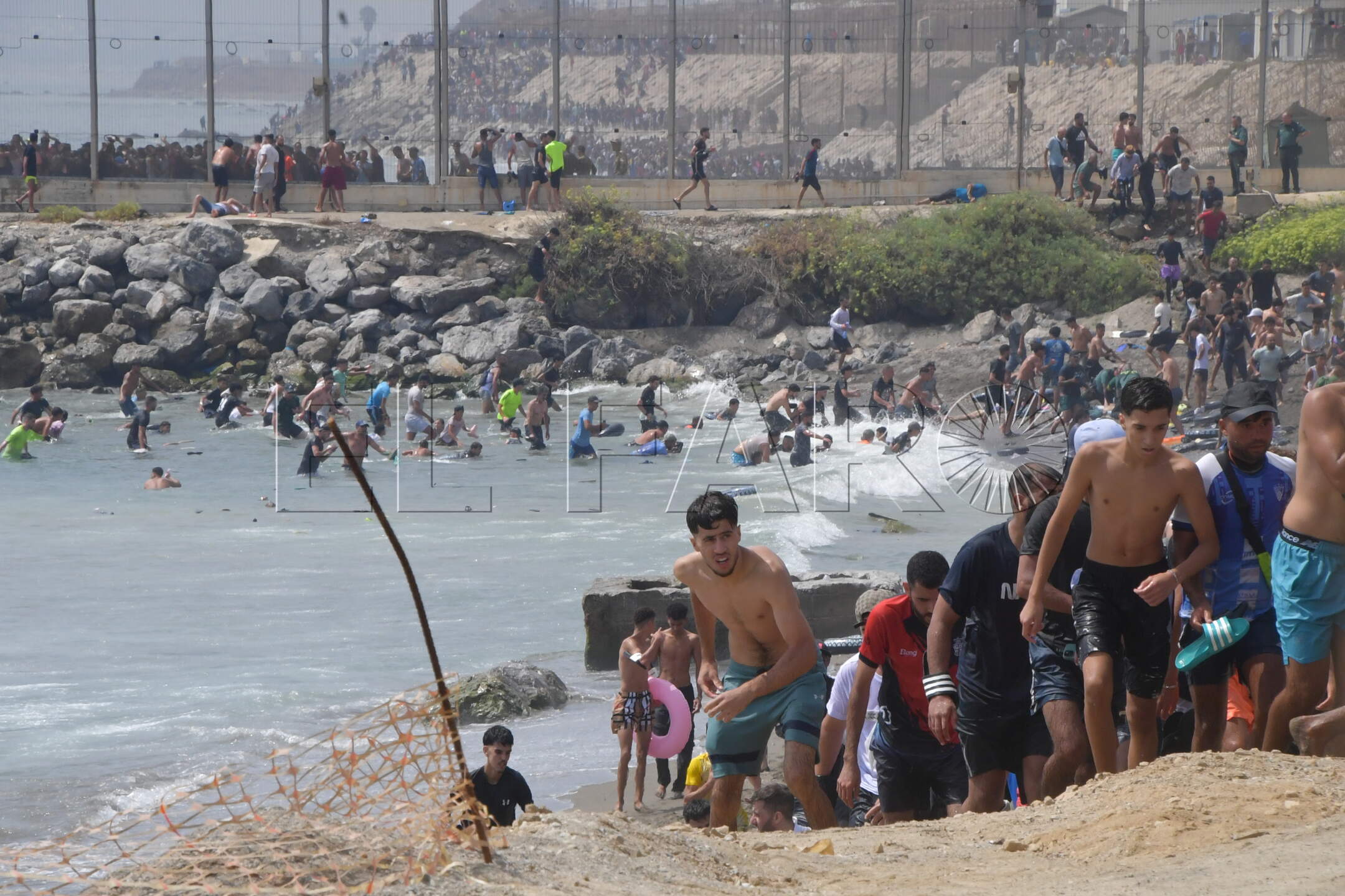 peor-crisis-migratoria-sufre-ceuta-inaccion-marruecos-fotos-frontera-inmigrantes-nado-guardia-civil-242