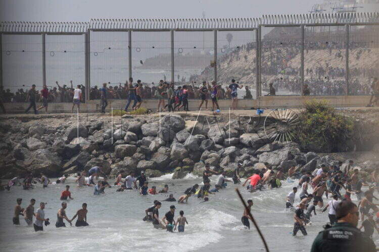 peor-crisis-migratoria-sufre-ceuta-inaccion-marruecos-fotos-frontera-inmigrantes-nado-guardia-civil-257