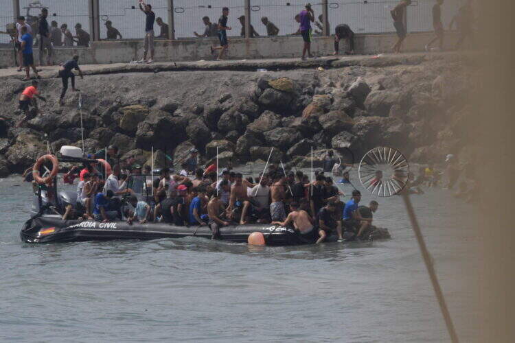 peor-crisis-migratoria-sufre-ceuta-inaccion-marruecos-fotos-frontera-inmigrantes-nado-guardia-civil-260