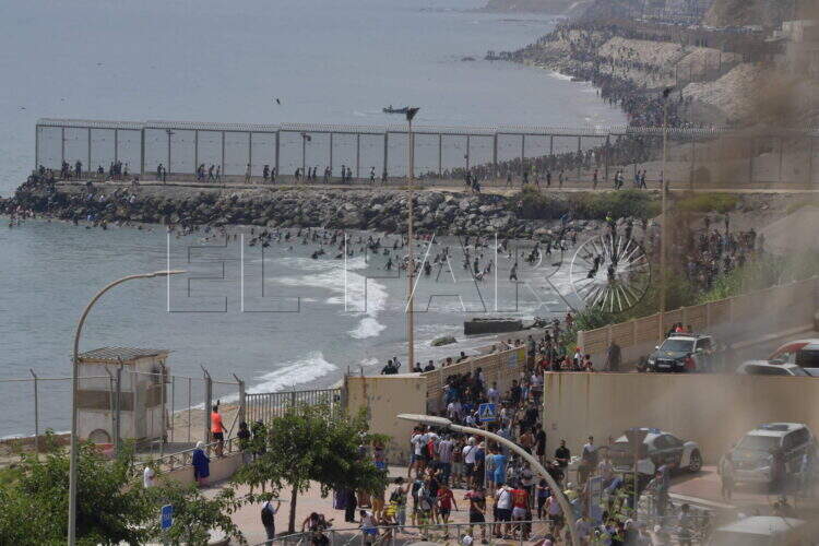 peor-crisis-migratoria-sufre-ceuta-inaccion-marruecos-fotos-frontera-inmigrantes-nado-guardia-civil-261
