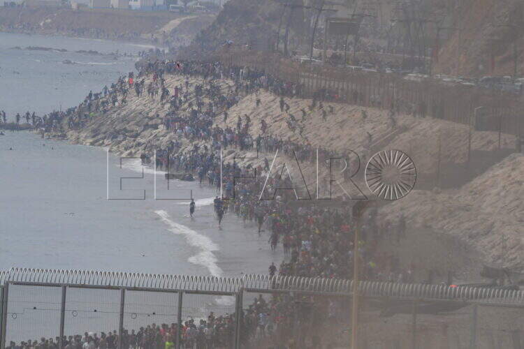 peor-crisis-migratoria-sufre-ceuta-inaccion-marruecos-fotos-frontera-inmigrantes-nado-guardia-civil-262
