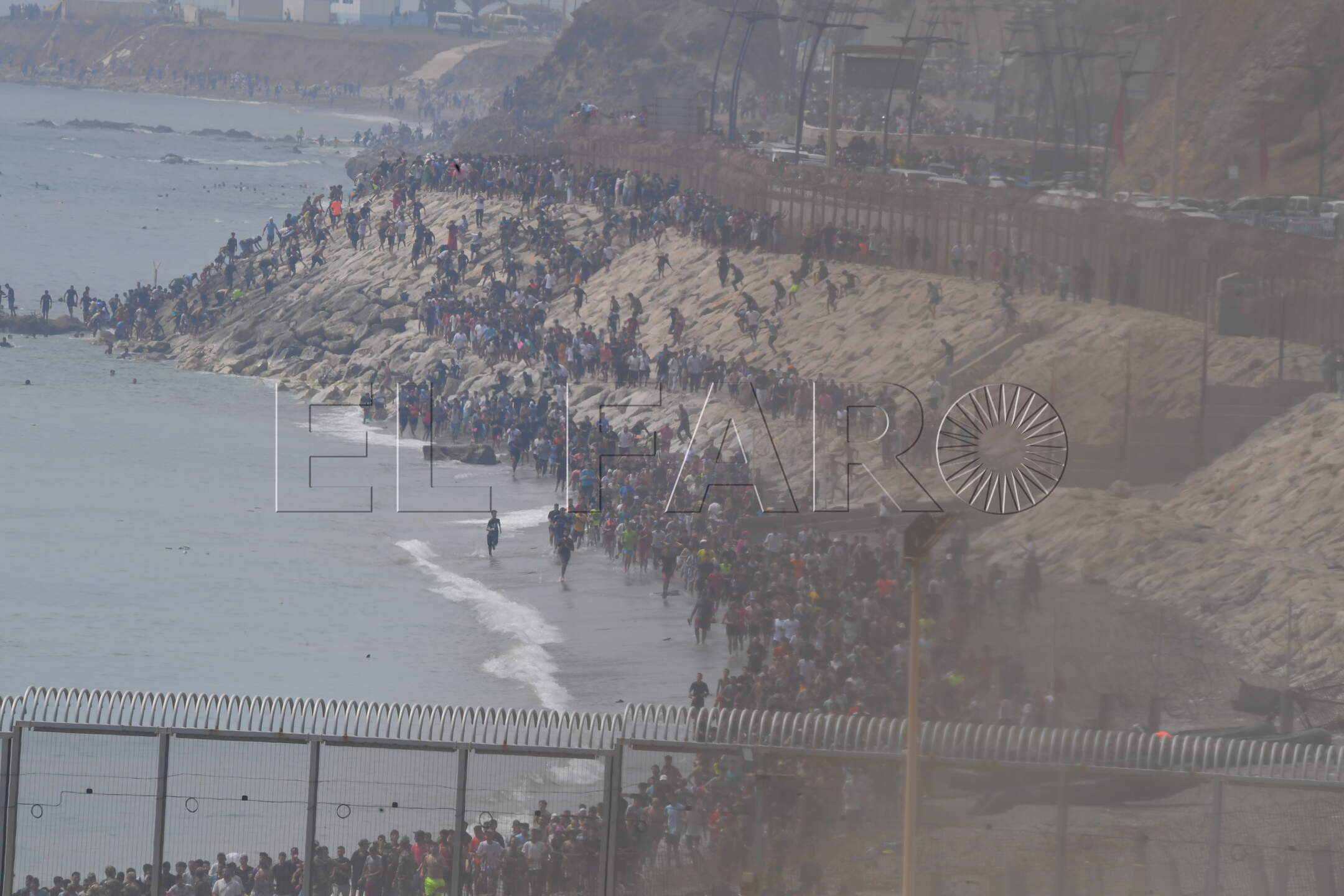 peor-crisis-migratoria-sufre-ceuta-inaccion-marruecos-fotos-frontera-inmigrantes-nado-guardia-civil-262
