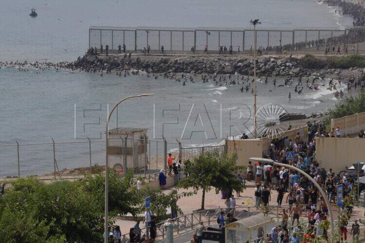 peor-crisis-migratoria-sufre-ceuta-inaccion-marruecos-fotos-frontera-inmigrantes-nado-guardia-civil-263