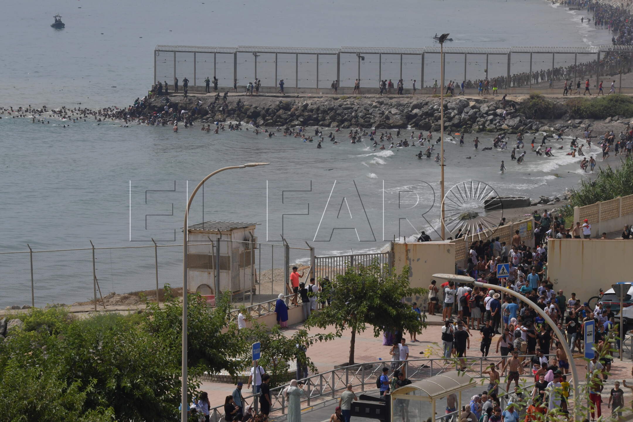 peor-crisis-migratoria-sufre-ceuta-inaccion-marruecos-fotos-frontera-inmigrantes-nado-guardia-civil-263