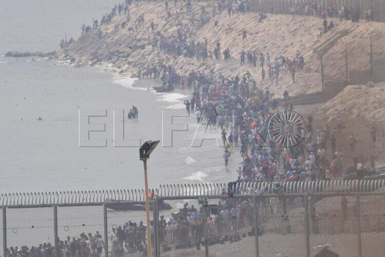 peor-crisis-migratoria-sufre-ceuta-inaccion-marruecos-fotos-frontera-inmigrantes-nado-guardia-civil-292