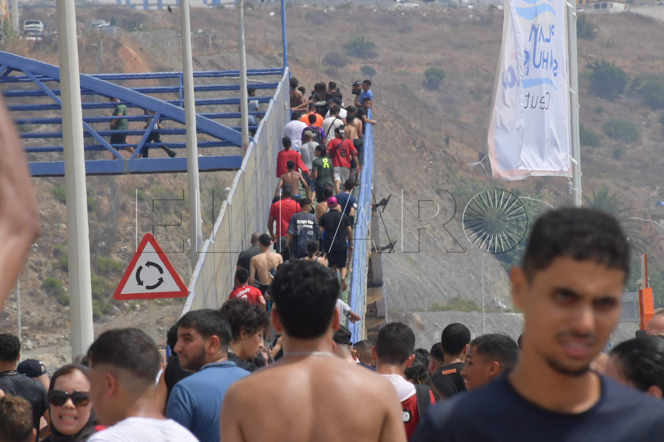 peor-crisis-migratoria-sufre-ceuta-inaccion-marruecos-fotos-frontera-inmigrantes-nado-guardia-civil-299