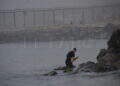peor-crisis-migratoria-sufre-ceuta-inaccion-marruecos-fotos-frontera-inmigrantes-nado-guardia-civil-3