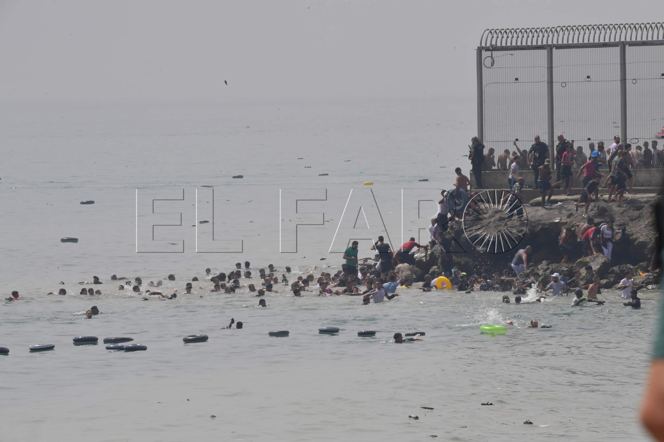 peor-crisis-migratoria-sufre-ceuta-inaccion-marruecos-fotos-frontera-inmigrantes-nado-guardia-civil-301