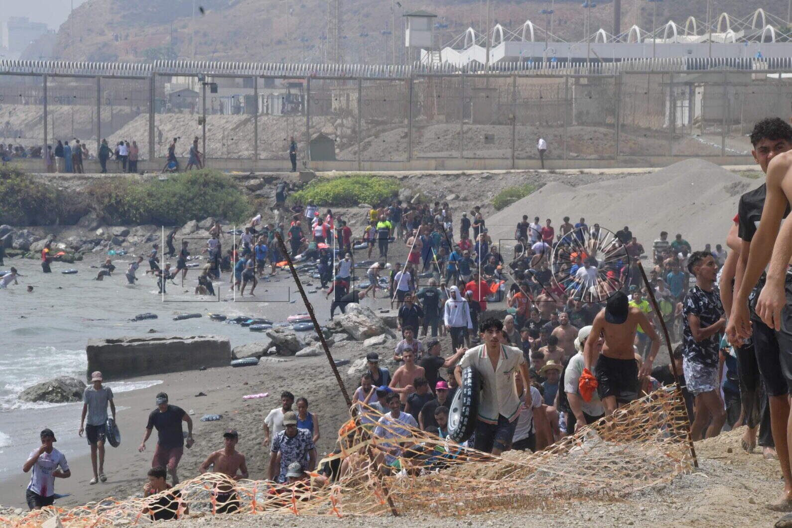 peor-crisis-migratoria-sufre-ceuta-inaccion-marruecos-fotos-frontera-inmigrantes-nado-guardia-civil-310