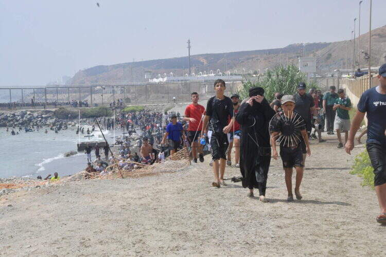 peor-crisis-migratoria-sufre-ceuta-inaccion-marruecos-fotos-frontera-inmigrantes-nado-guardia-civil-313
