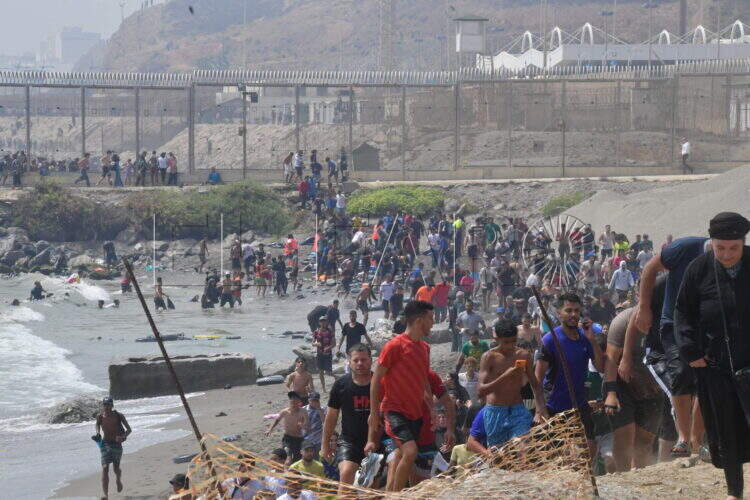 peor-crisis-migratoria-sufre-ceuta-inaccion-marruecos-fotos-frontera-inmigrantes-nado-guardia-civil-315