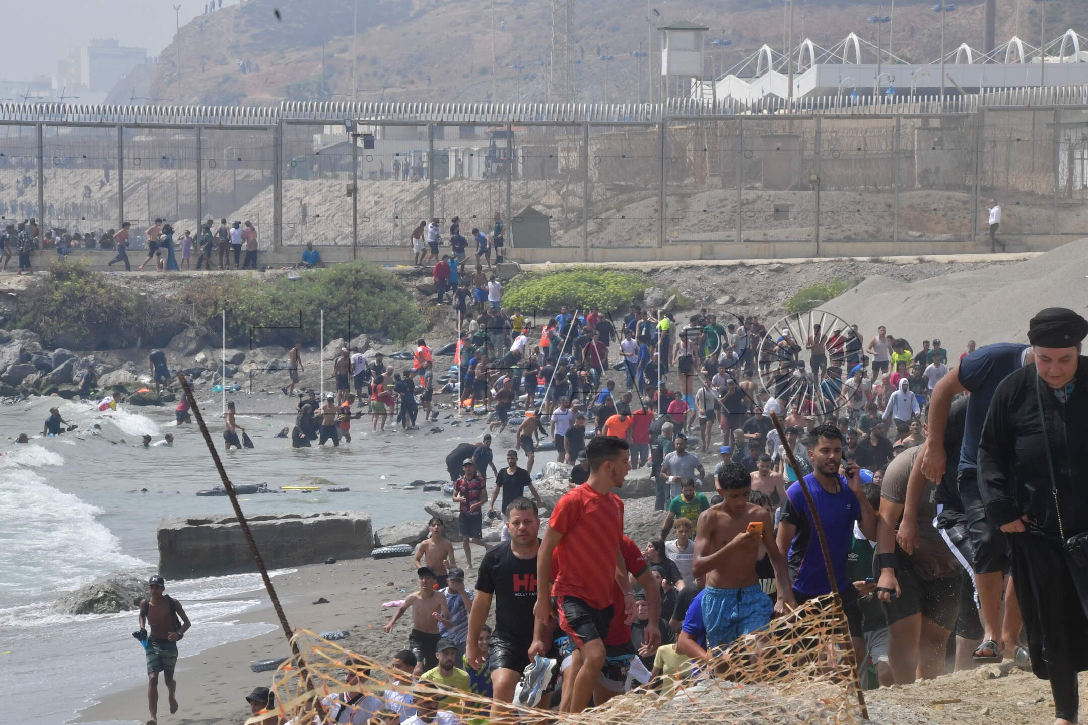 peor-crisis-migratoria-sufre-ceuta-inaccion-marruecos-fotos-frontera-inmigrantes-nado-guardia-civil-315
