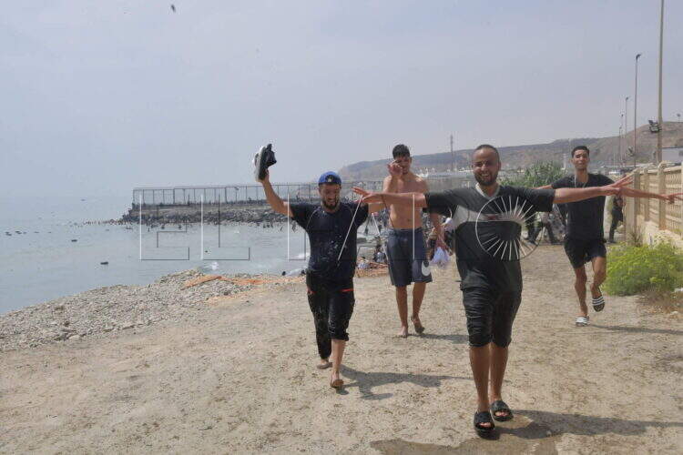 peor-crisis-migratoria-sufre-ceuta-inaccion-marruecos-fotos-frontera-inmigrantes-nado-guardia-civil-316