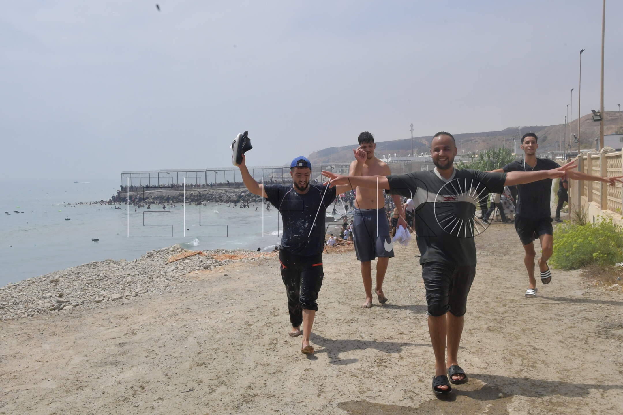 peor-crisis-migratoria-sufre-ceuta-inaccion-marruecos-fotos-frontera-inmigrantes-nado-guardia-civil-316
