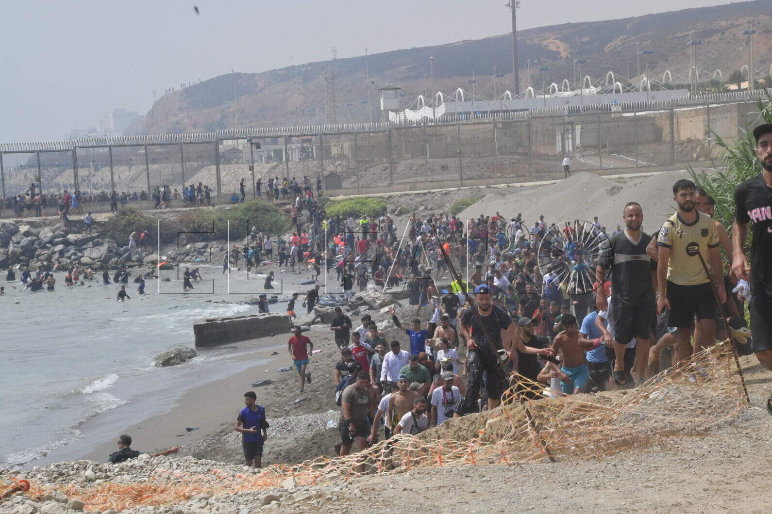 peor-crisis-migratoria-sufre-ceuta-inaccion-marruecos-fotos-frontera-inmigrantes-nado-guardia-civil-317