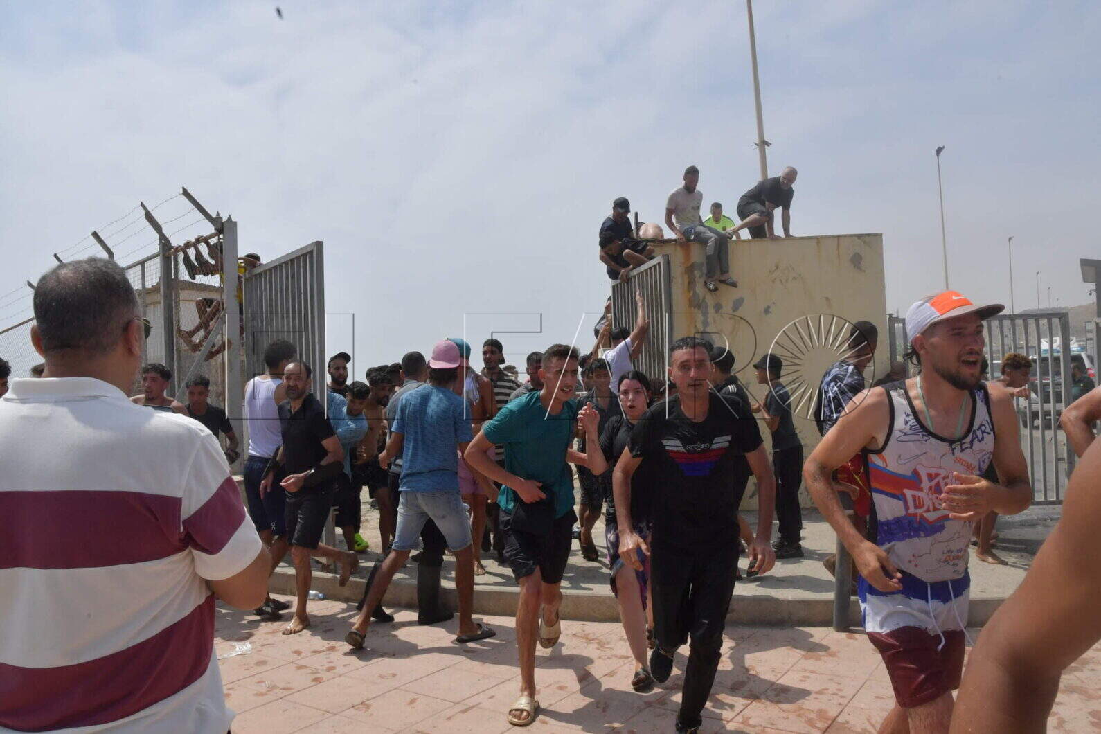 peor-crisis-migratoria-sufre-ceuta-inaccion-marruecos-fotos-frontera-inmigrantes-nado-guardia-civil-321