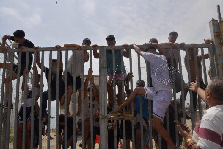 peor-crisis-migratoria-sufre-ceuta-inaccion-marruecos-fotos-frontera-inmigrantes-nado-guardia-civil-324