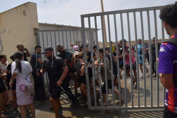 peor-crisis-migratoria-sufre-ceuta-inaccion-marruecos-fotos-frontera-inmigrantes-nado-guardia-civil-330