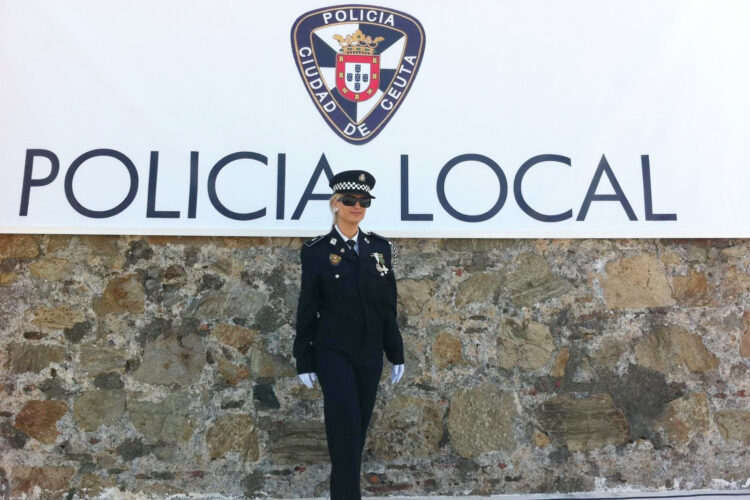 policia-local-maxi-lacasa-salva-vida-pasajera-ferry-grave-atragantamiento