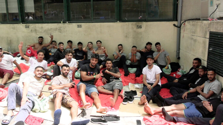 presion-migratoria-ceuta-ceti-cada-vez-mas-lleno-otra-noche-intentos-cruce-7