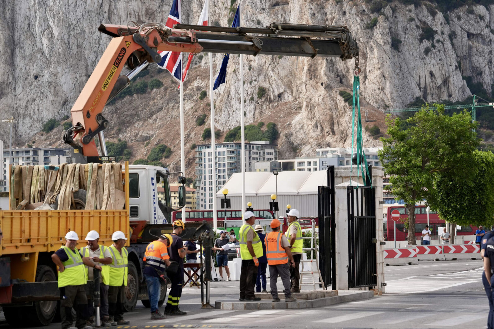primer-dia-derribo-verja-trabajadores-gibraltar