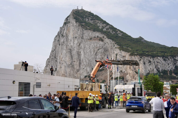 primer-dia-derribo-verja-trabajadores-gibraltar
