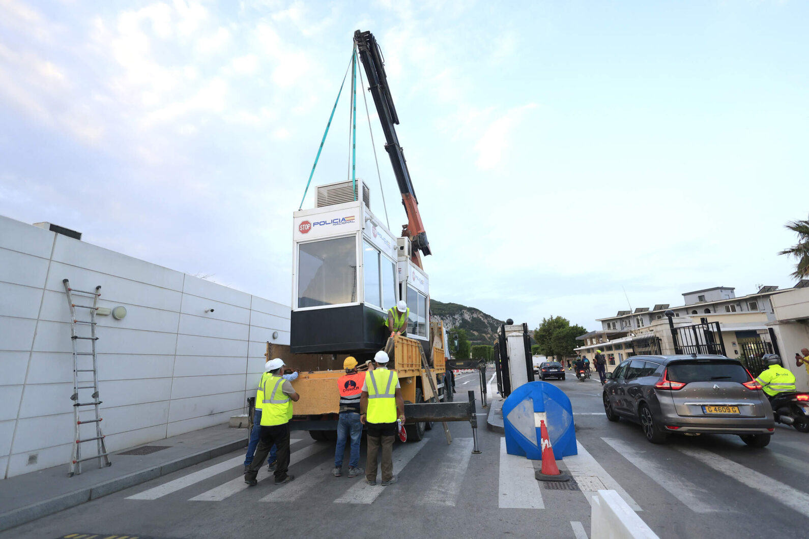 primer-dia-derribo-verja-trabajadores-gibraltar