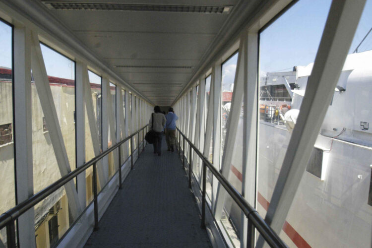 puerto-ceuta-garantiza-servicio-permanente-pasarelas-embarque-pasajeros