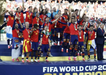trump-se-cuela-foto-celebracion-espana-conquistar-mundial-1